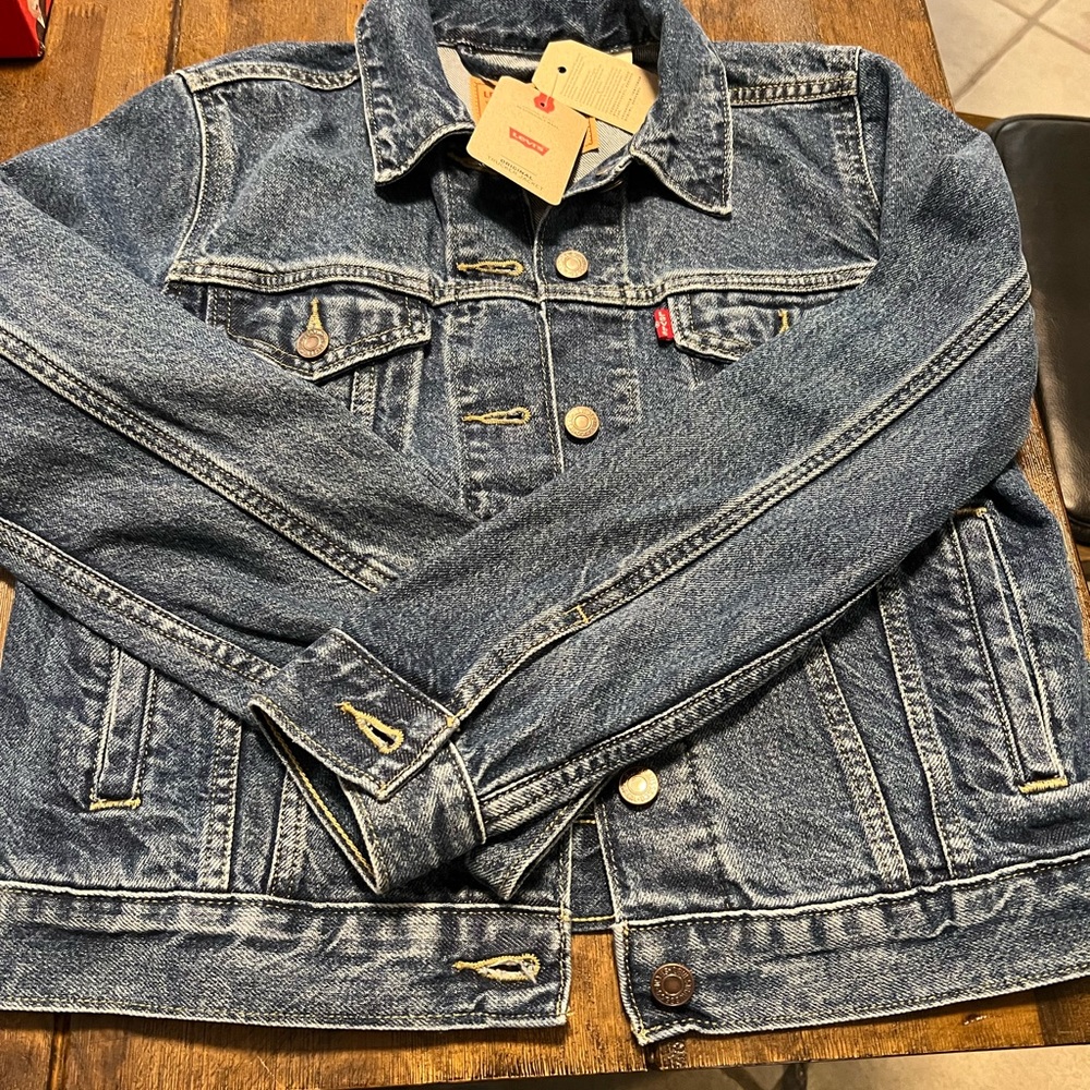 Ladies Levi's Classic Jean jacket. NWT.